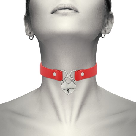 COQUETTE - CHIC DESIRE COLLIER EN CUIR VEGAN ROUGE AVEC ACCESSOIRE COEUR AVEC CL?